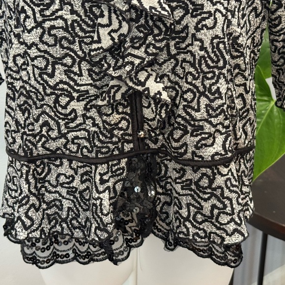 Stretchy Black & White patterned Ruffle Blouse Size M - Picture 3 of 7